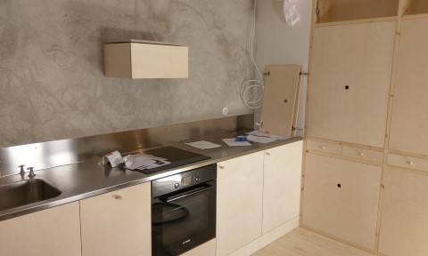 Nytt kök med platsbyggt skafferi av furuplywood samt luckor och passbitar av björkplywood